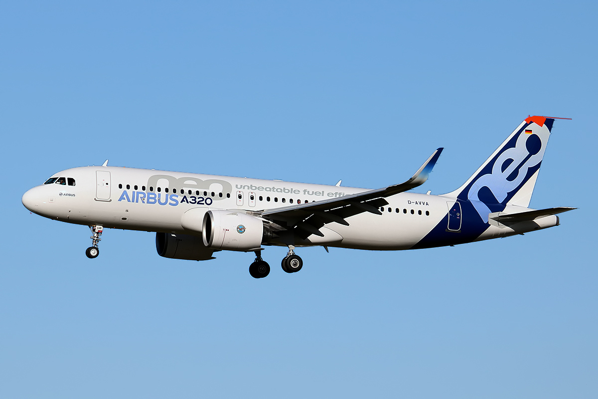 Un Airbus A320neo en vol, vu de profil