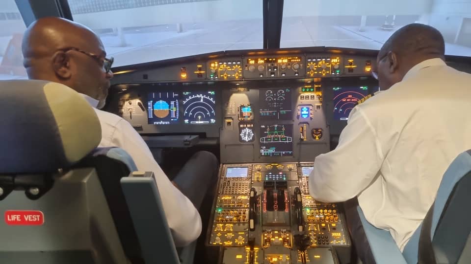 Immersion dans un poste de pilotage d’avion de ligne